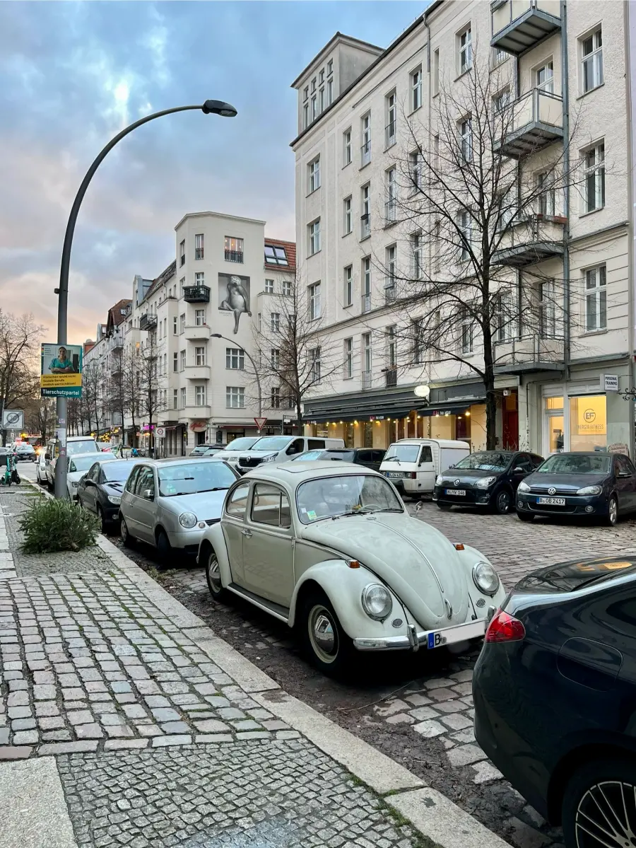 VW Käfer in einer Straße in Berlin-Friedrichshain